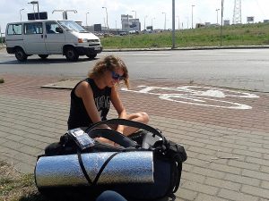 Polska - Tworzenie tabliczki autostopowej podczas wyjazdu z jarocina